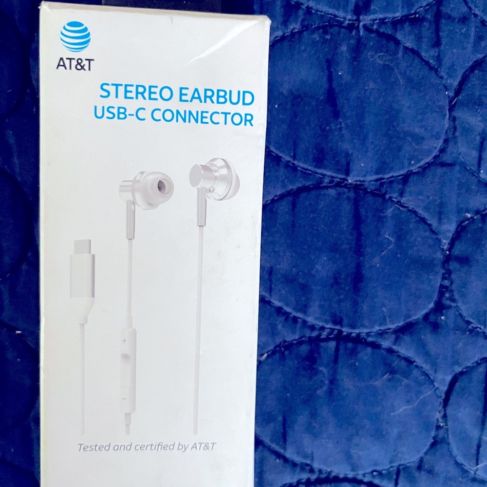 Stereo earbud USB – C connector.